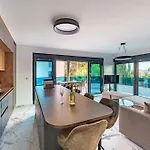 アパートホテル Marina-bay-resort - With Pool - First Line To The Sea Sukošan