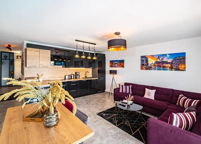 Hotel apartamentowy Marina-bay-resort - With Pool - First Line To The Sea 4*