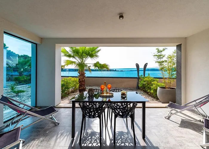 Marina-bay-resort アパートホテル Sukošan