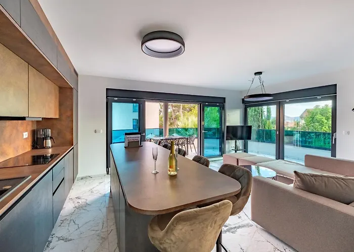 アパートホテル Marina-bay-resort Sukošan