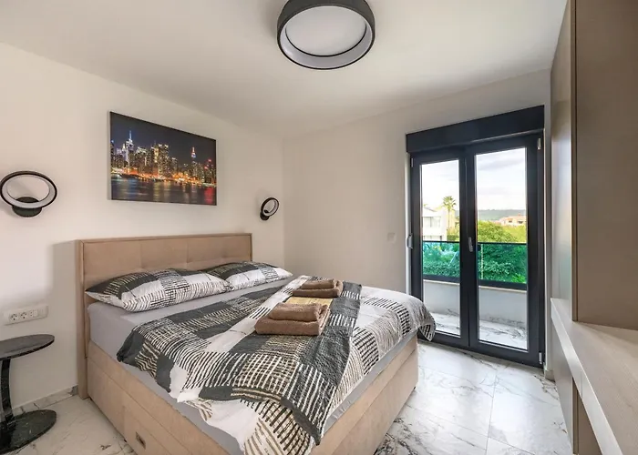 Hotel apartamentowy Marina-bay-resort - With Pool - First Line To The Sea 4*
